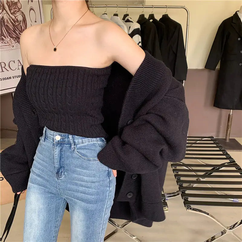 Schwarzes geripptes Strick-Crop-Top mit Carmen-Ausschnitt und übergroßen Ärmeln mit einer stilvollen Retro-Wickelbrust-Gestaltung in einem Set aus zwei Teilen.