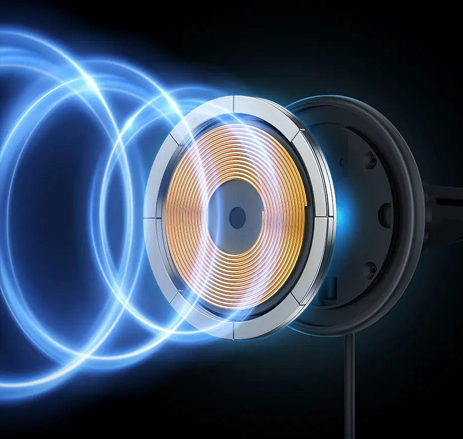 Una elegante placa de inducción circular con marco plateado metálico y bobinas calefactoras doradas iluminadas, rodeadas de ondas de energía azules radiantes, mostrada en el cargador inalámbrico para coche Baseus magnético de 15 W.