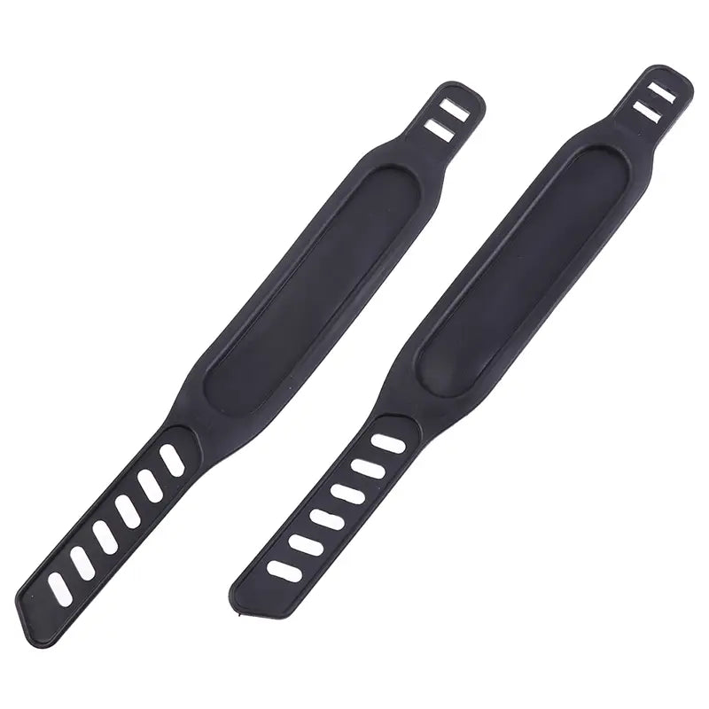 Paires de sangles de pédale de vélo d’exercice en silicone noir, présentant des découpes ovales allongées le long des côtés des poignées du guidon.