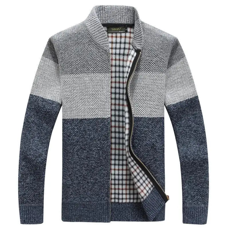 Cardigan d’hiver en maille tricotée doublé de polaire pour homme, avec des rayures gris et bleu marine, et une doublure intérieure à motif écossais.