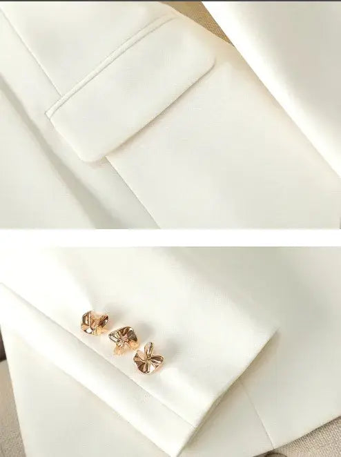 Veste blanche de l’ensemble de tailleur d’affaires pour femme cadre rose, avec des boutons floraux à finition ton-or pour une allure professionnelle formelle