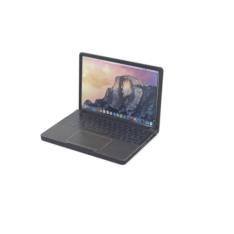 Schwarzer Mini-Laptop mit schlanker matter Legierungsoberfläche und geöffnetem Bildschirm, auf dem das Yosemite-Wallpaper angezeigt wird, entworfen als Puppenhaus-Miniaturzubehör.