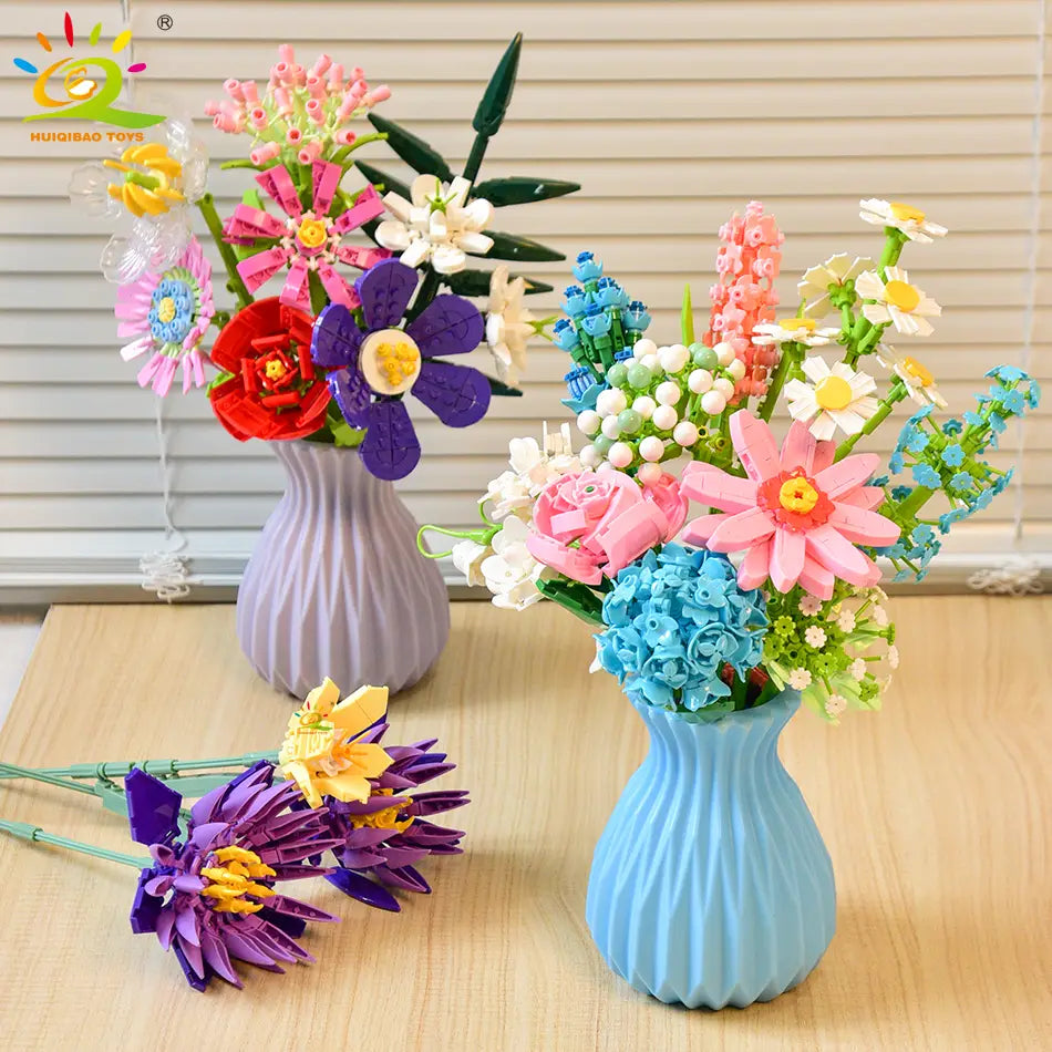 Un bouquet multicolore éclatant de fleurs en briques Lego disposé dans un vase cannelé bleu clair destiné à l’exposition pour les amateurs de blocs.