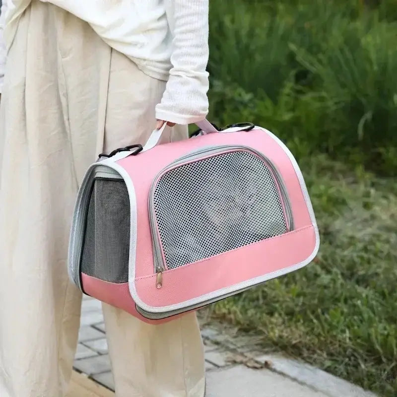 Sac bandoulière de transport pour animaux en maille respirante rose et gris, avec côtés en maille pour la ventilation.