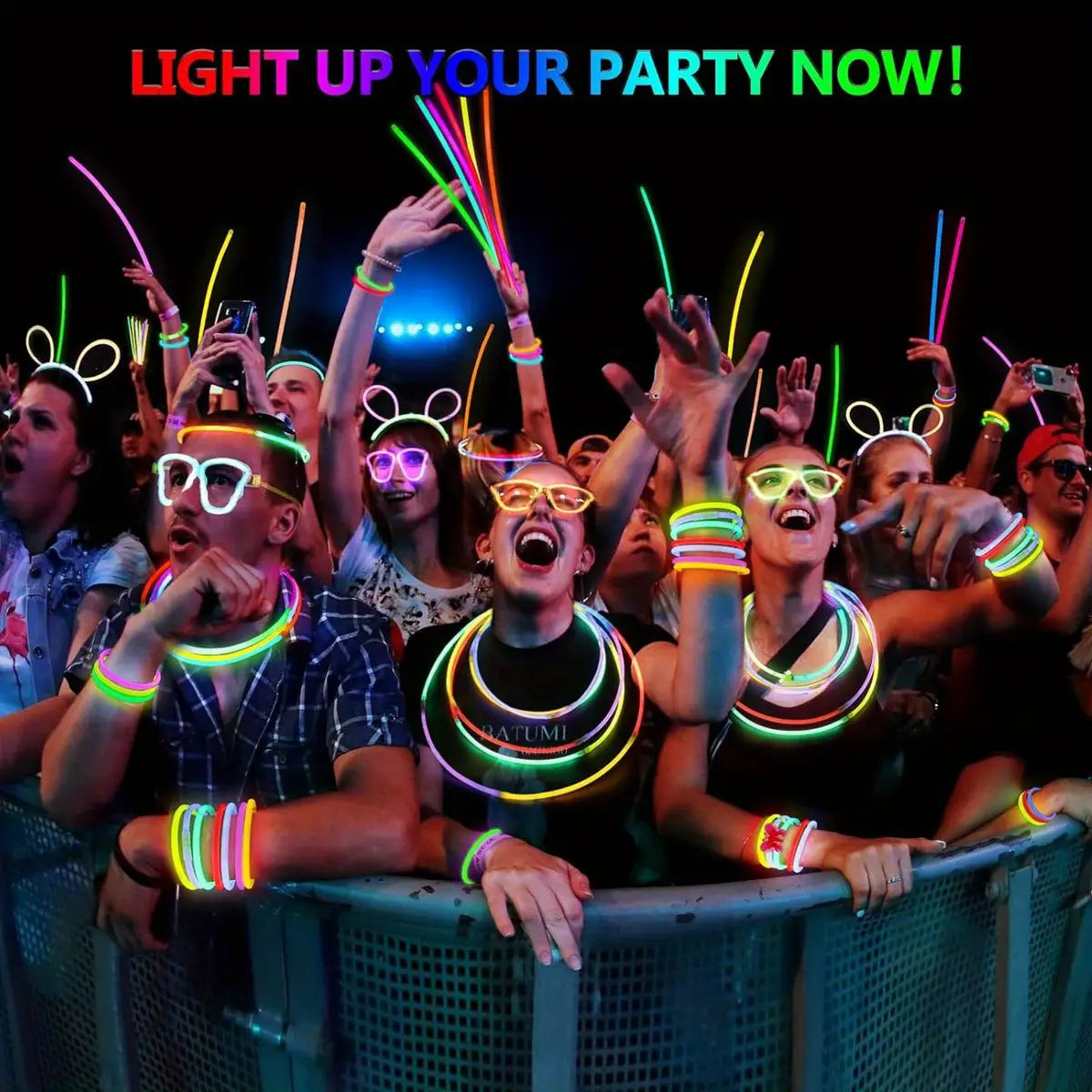 Bastones luminosos de neón a granel, collares y pulseras para fiestas en colores neón tipo arcoíris vibrantes, usados como diademas y collares por los asistentes a la fiesta.