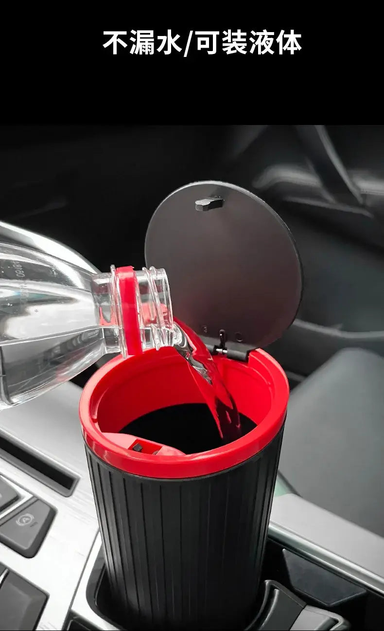 papelera cubo de almacenamiento para basura del automóvil de tipo de prensado roja y negra con tapa abatible, mostrada desde el ángulo frontal