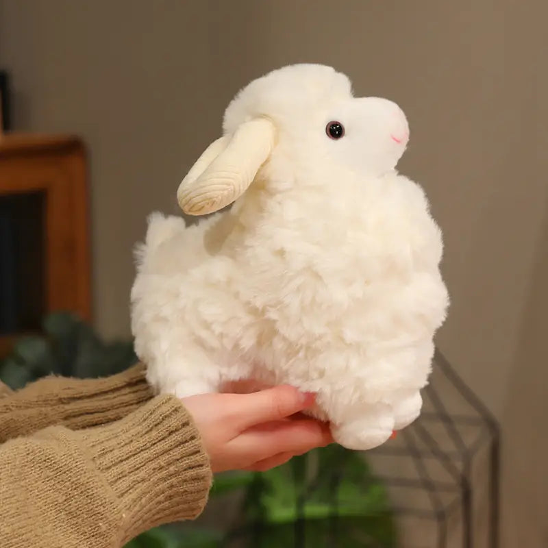 Eine Plüschschaf-Geschmacktier mit weicher, flauschiger weißer Textur und cremefarbenen Ohren, entworfen als niedliche Kawaii-Weichpuppe.