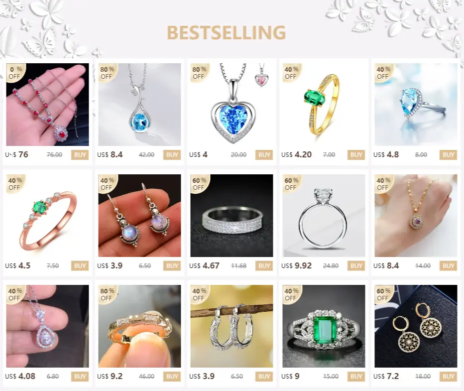 eine herzförmige Anhänger-Halskette mit einem leuchtend blauen Edelstein, in eine silberfarbene Fassung eingesetzt, zusammen mit einem Produktbild eines Verlobungsrings aus 18k Gold mit Smaragd und Diamanten
