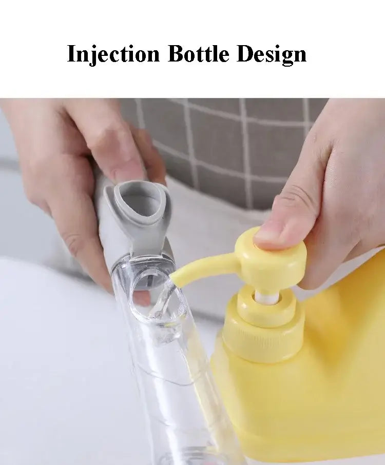 Bouteille-pompe en plastique jaune avec corps transparent de type injection et bouchon gris, conçue pour une brosse à vaisselle pour distribution de savon à long manche.