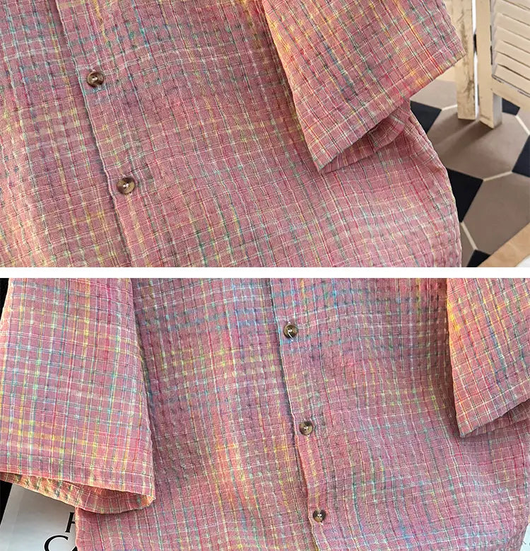 Camisa de verano para hombre retro de manga corta con cuadros estilo plaid en rosa y plaid multicolor, con tejido con textura y diseño abotonado.