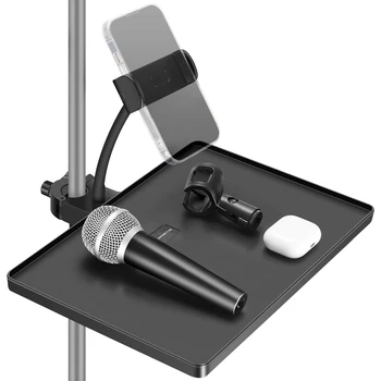 Support de microphone noir avec plateau fixé, tenant le téléphone, le microphone et des écouteurs, pour un dispositif d’enregistrement audio organisé.
