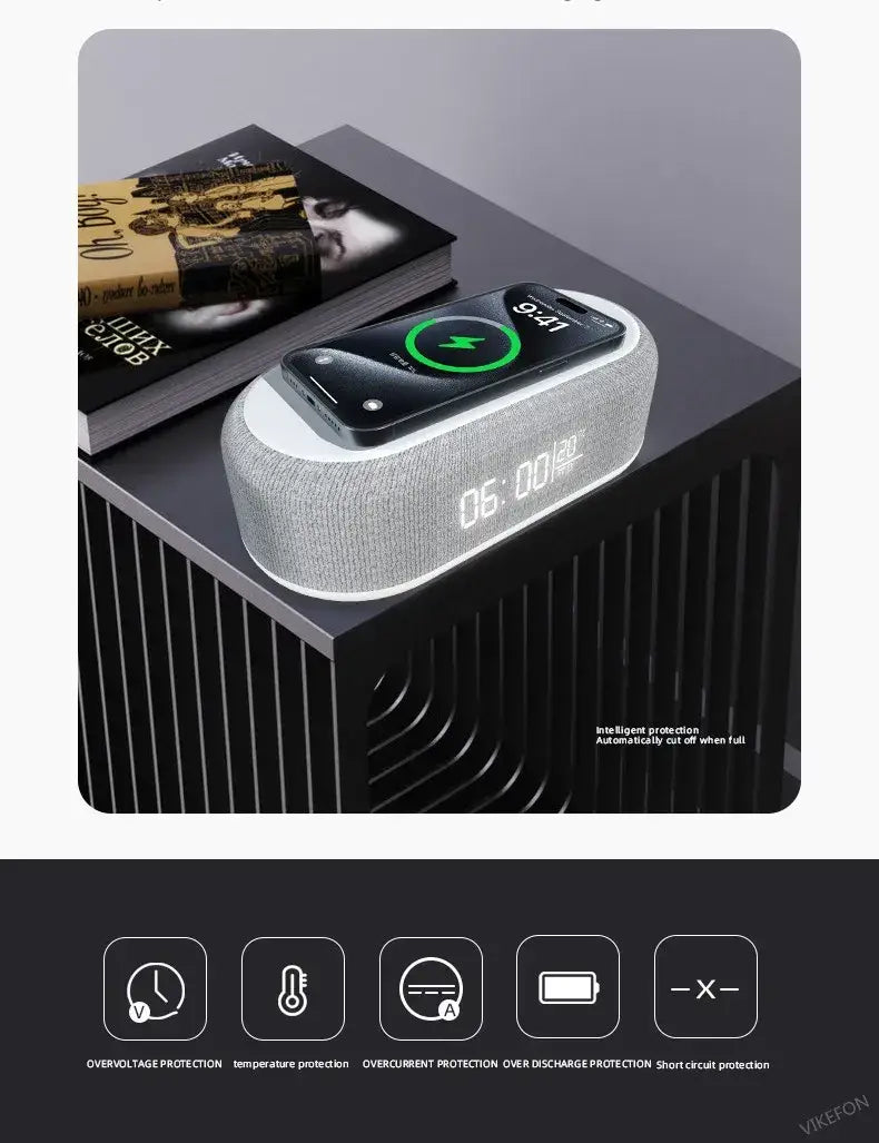 Haut-parleur Bluetooth en tissu gris avec fonction de charge sans fil intégrée et affichage numérique de l’heure, doté d’un mode d’économie d’énergie