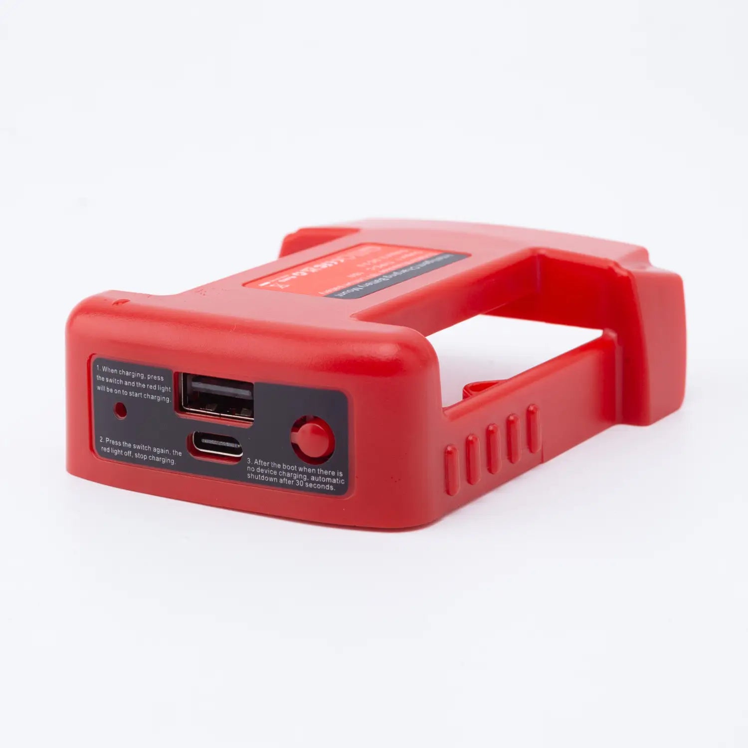 Rote Kunststoff-Lithiumbatterie-Powerbank mit zwei USB-Anschlüssen und rotem Netzschalter, ausgelegt für schnelles Laden bei einem Milwaukee-18-V-Mobiltelefon.