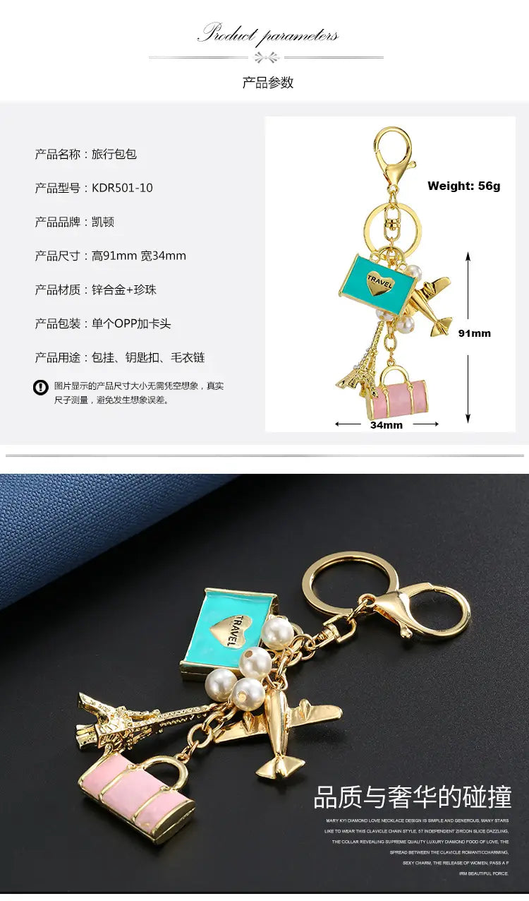 Llavero de viaje en tono dorado con una placa de viaje turquesa, detalles de perlas, y pequeños colgantes de avión, Torre Eiffel, bolso rosa y candado.