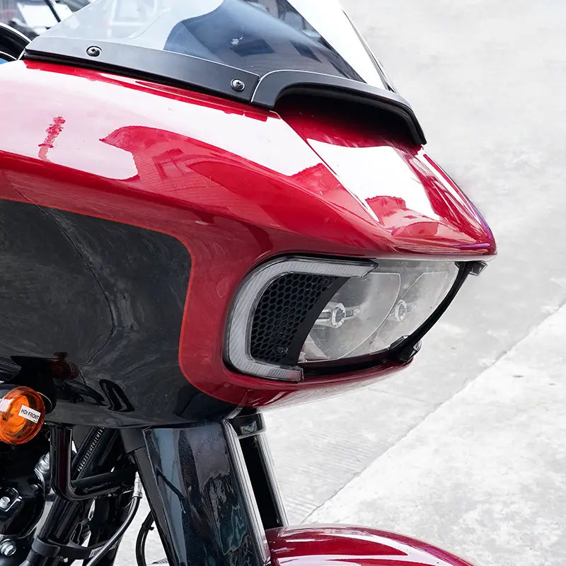 Road-Glide-LED-Scheinwerferlüftungs-Akzentleisten 2015–2024 mit einer roten und schwarzen Motorradverkleidung mit elegantem, glänzendem Finish.