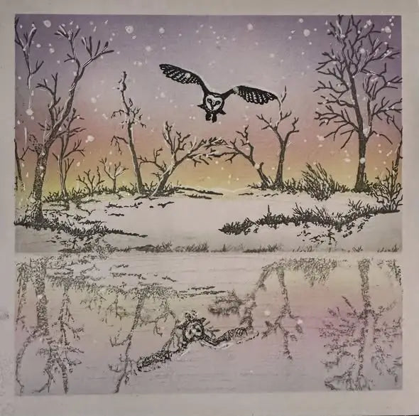Un hibou illustré noir et blanc en plein vol, face à un paysage de crépuscule enneigé avec des arbres dénudés et de la neige qui tombe, dans le tampon « nature forêt » clair pour le scrapbooking.