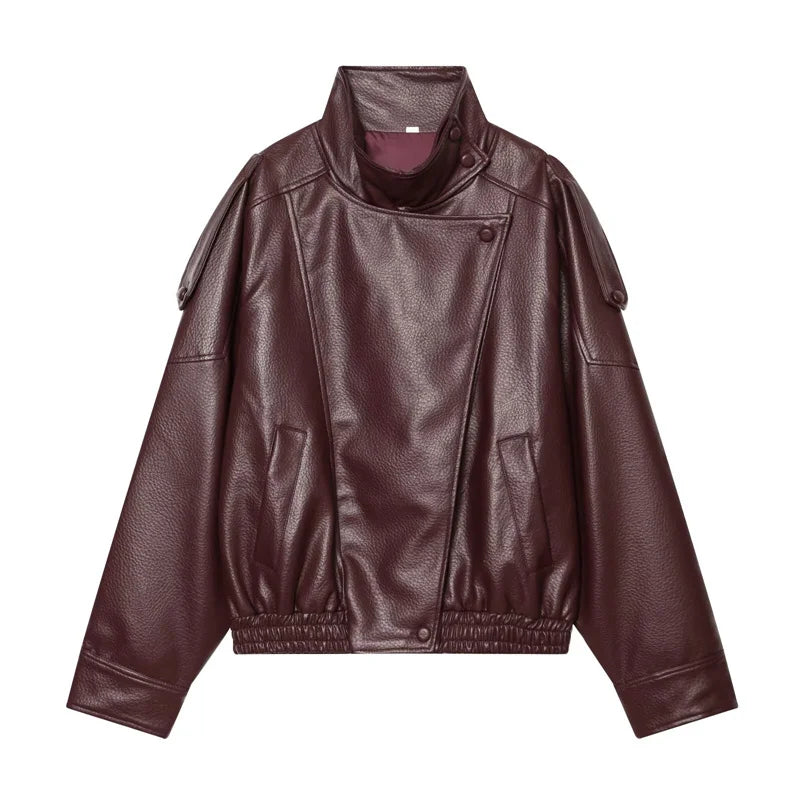 Eine dunkelbraune Kunstleder-Motojacke mit hohem Kragen, geknöpfter Vorderseite und elastischen Bündchen, betitelt als Faux-Leder-Bomberjacke schwarz mit hohem Kragen.