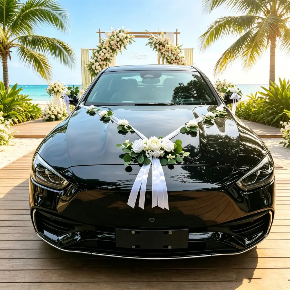 Berline noire brillante décorée de roses artificielles blanches et d’arrangements floraux d’eucalyptus, ainsi que de rubans pour la décoration du kit de décoration de voiture de mariage.