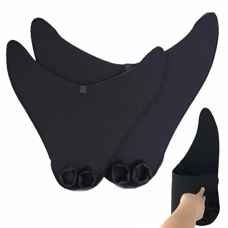 Schwarze Neopren-Erwachsenen-Meerjungfrauen-Schwimmflossen Trainingsflipper mit drei kreisförmigen Fußtaschen und einem konturierten, stromlinienförmigen Design.