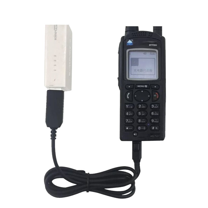 Radio portative noire MTP950 connectée à un adaptateur d’alimentation blanc au moyen d’un câble de charge noir torsadé, conçu pour les modèles Motorola MTP850s, MTP810, MTP750 et MTP850s