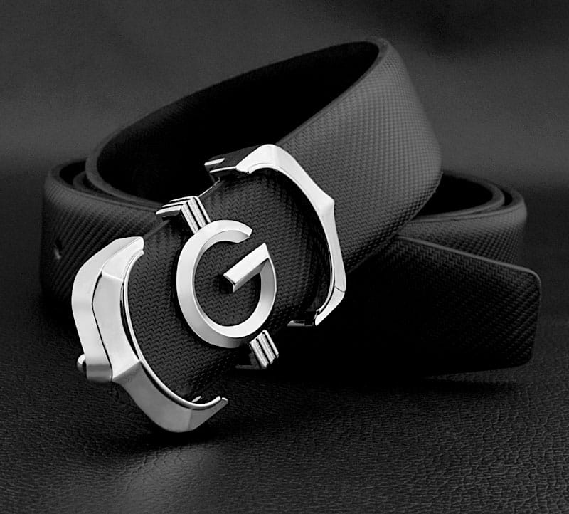 Ceinture en cuir blanc pour homme avec logo g à entrelacement, lanière noire texturée et boucle élégante au ton argenté, avec un logo g en relief.