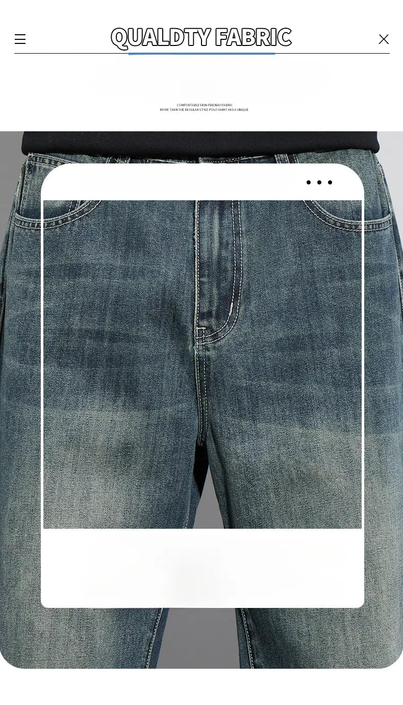Jeans droits amples doublés de polaire pour homme en denim bleu, avec un design classique à cinq poches et un lavage délavé.
