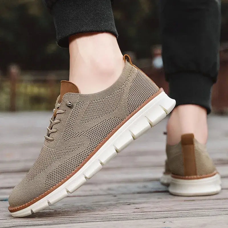 Chaussures derby brogue décontractées en maille pour hommes, de couleur beige, avec un design à laçage, des accents en cuir tan et une semelle en caoutchouc blanc.