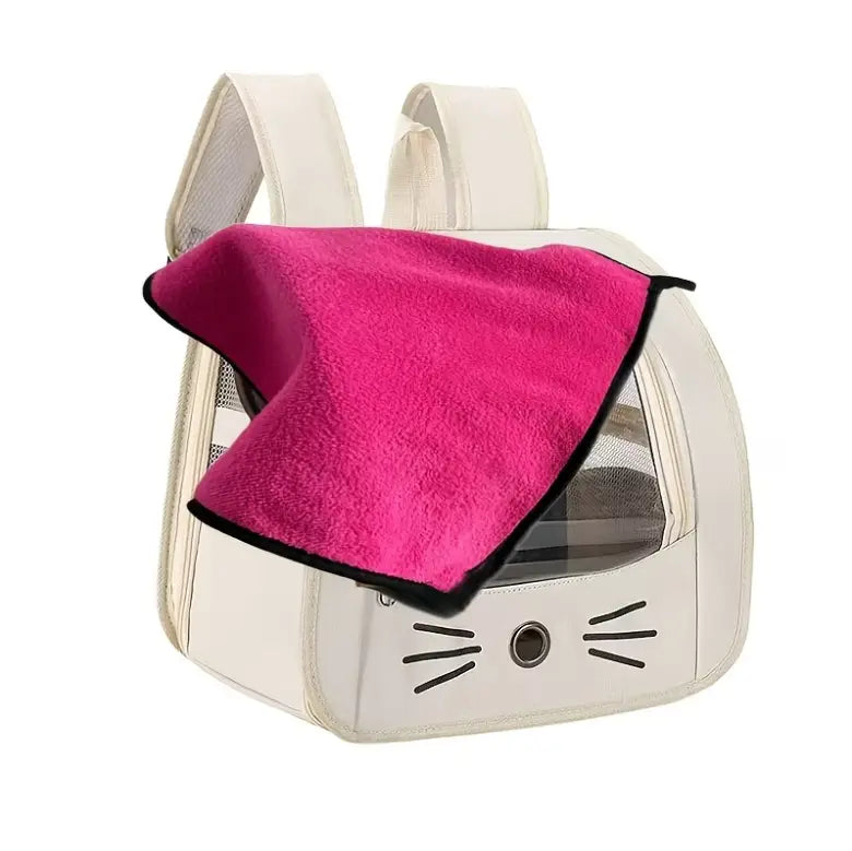 Un sac à dos de transport à thème chat blanc, avec un panneau avant transparent, des détails de moustaches noires et une découpe pour le nez, comprenant une serviette en peluche rose vif drapée sur le dessus dans le cadre d’un ensemble sac à dos et serviette pour chat, sac de transport portable.