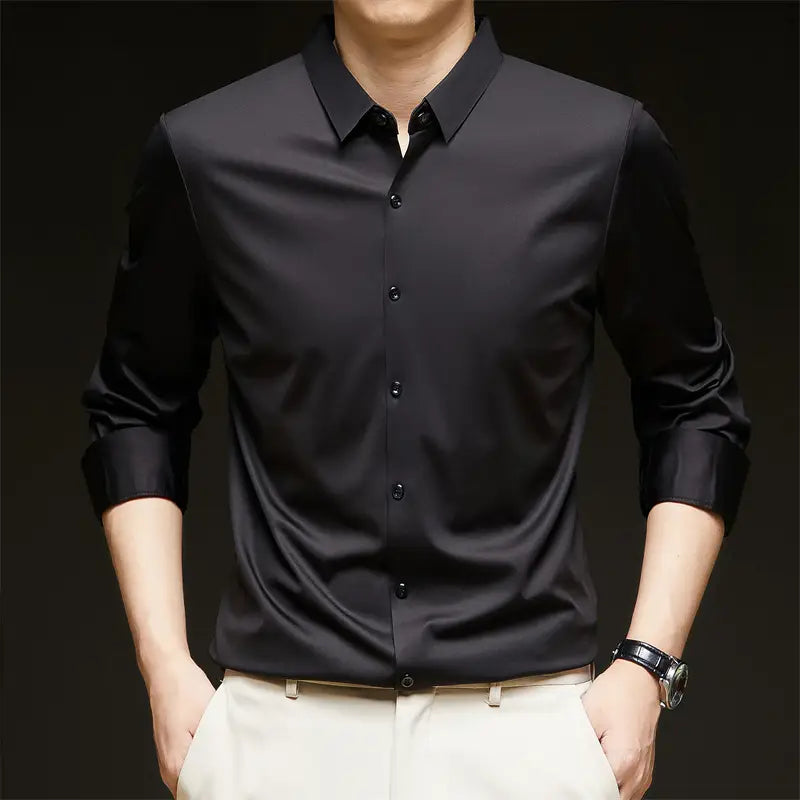 Camisa de vestir para hombre sin arrugas color negro, con mangas largas, cuello impecable y brillo sutil.