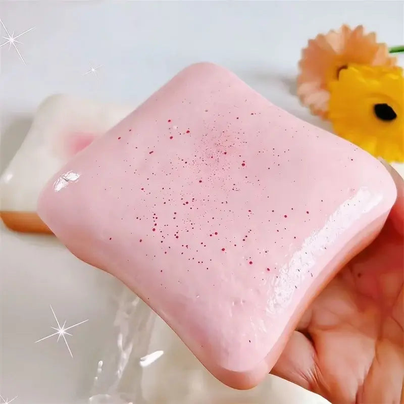 Jouet anti-stress en forme de toast moelleux carré, rose tendre, de couleur macaron, avec une finition brillante et des taches rouges discrètes