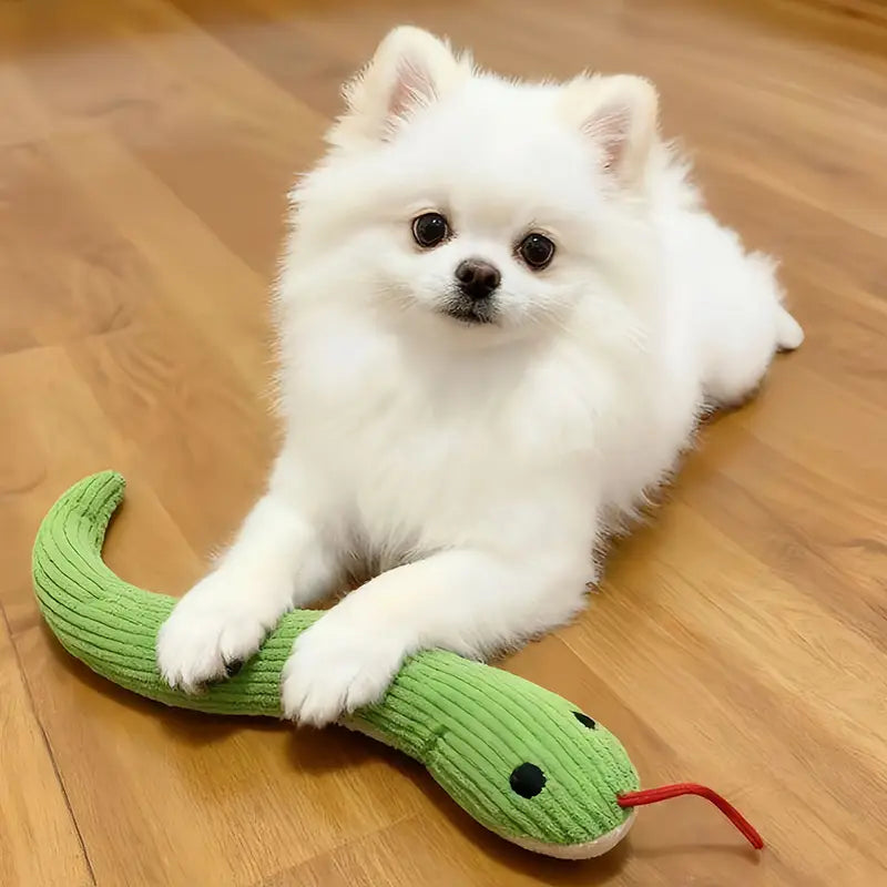 黒い目と赤い舌を備えた緑のコーデュロイのヘビの犬おもちゃのぬいぐるみ。耐久性のあるペット玩具として設計されています。