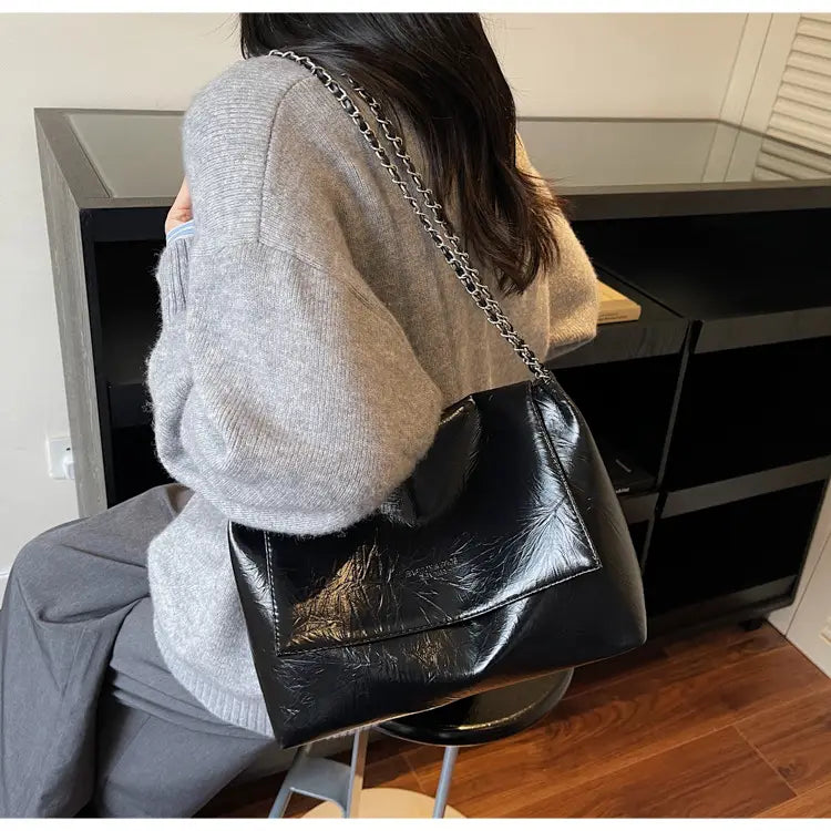 Bolso bandolera negro de antecruda falso brillante con correa de cadena plateada y gran capacidad, diseñado para un uso versátil en bolsos bandolera.