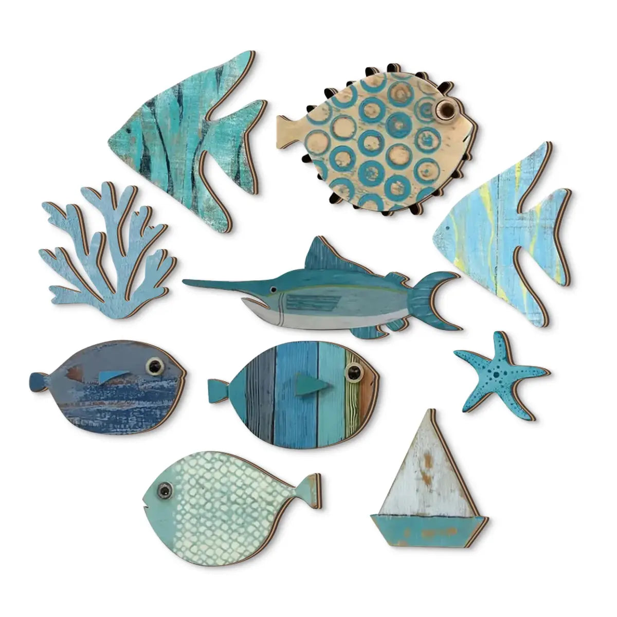 collection de décoration murale rustique en bois peint, inspirée par l’océan, comprenant un poisson, du corail, une étoile de mer et un voilier, dans des couleurs bleu-vert et blanc, pour un art de style côtier.