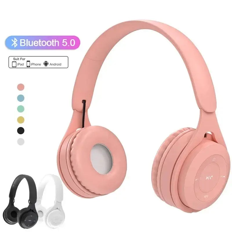 パステルピンクのワイヤレス・オーバーイヤーBluetoothヘッドホン。やわらかいパッド付きイヤーカップと、快適なリスニングのために設計された3.5mmオーディオポート、効率的な充電時間に対応。