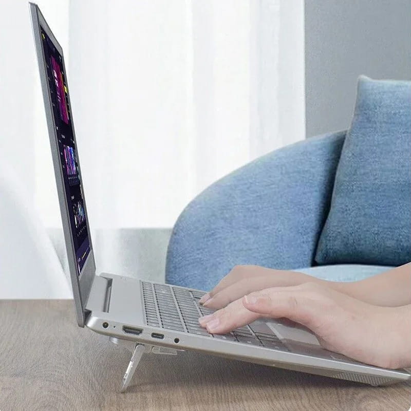 ポータブルなノートパソコン用フットレスト支柱ベース上に設置し、わずかに角度を付けた画面でカラフルな動画編集ソフトを表示する、洗練されたミニマルデザインのシルバーノートパソコン。