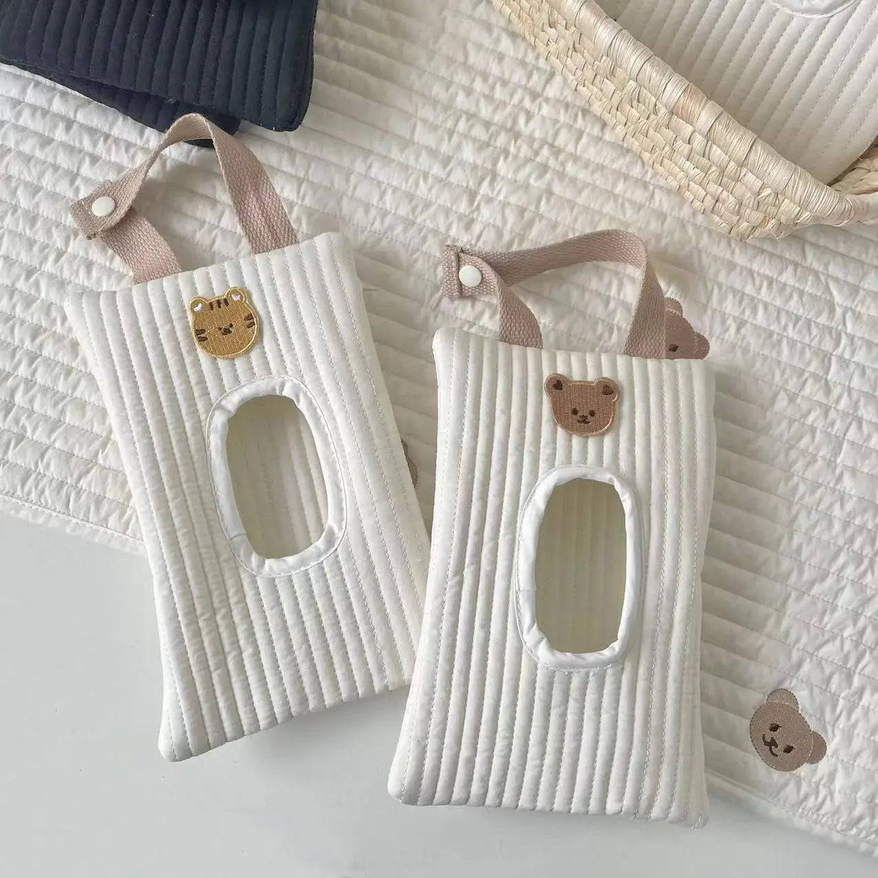 刺繍のクマのフェイスとベージュの布製ハンドルを備えた白いキルティングティッシュボックスカバー。ベビーカーティッシュホルダー兼ウェットワイプ用ポーチとして設計されています。
