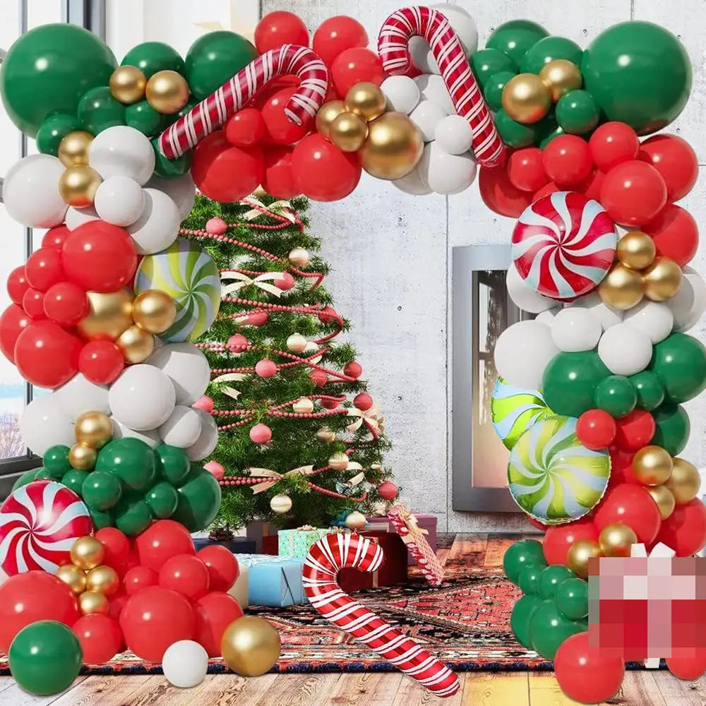 Un kit d’arche de ballons de Noël festif comprenant des ballons rouges, verts, blancs et dorés, avec des motifs de canne de bonbon et de tourbillon de menthe poivrée.