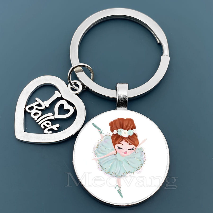 銀色のバレエキーチェーンで、ハート形のチャームに「I love ballet」があり、淡い水色のチュチュを着たバレリーナを描いた丸いガラスドームペンダント。