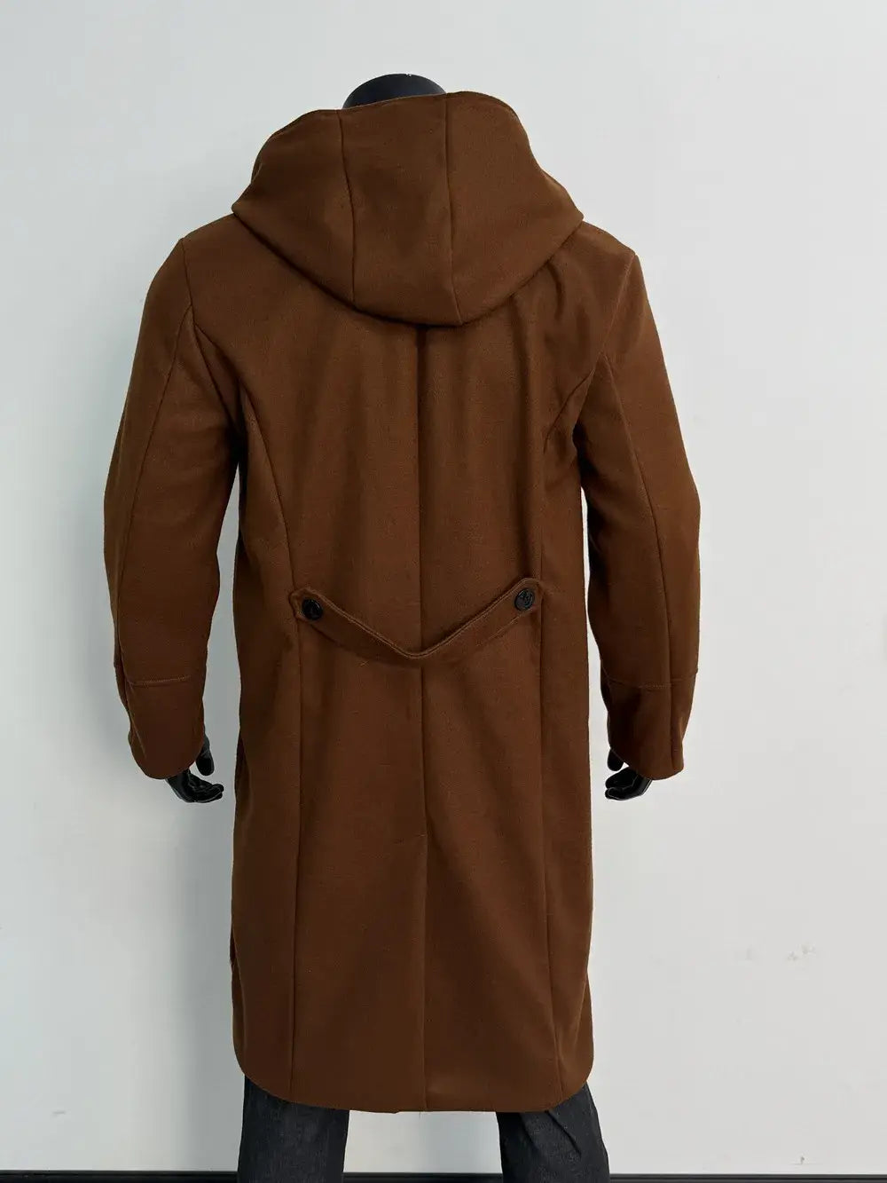 Abrigo tipo gabardina con capucha de lana marrón para hombre, que presenta un diseño clásico estilo gabardina con botones oscuros, ideal para la moda urbana Y2k.