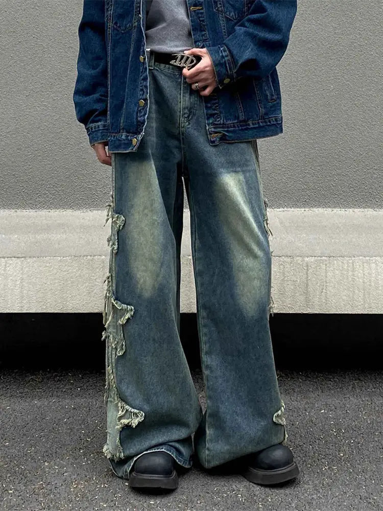 Jeans en denim délavé et déchiré baggy style y2k bleus, avec une conception wide-leg et des détails déchirés effilochés le long des coutures externes.