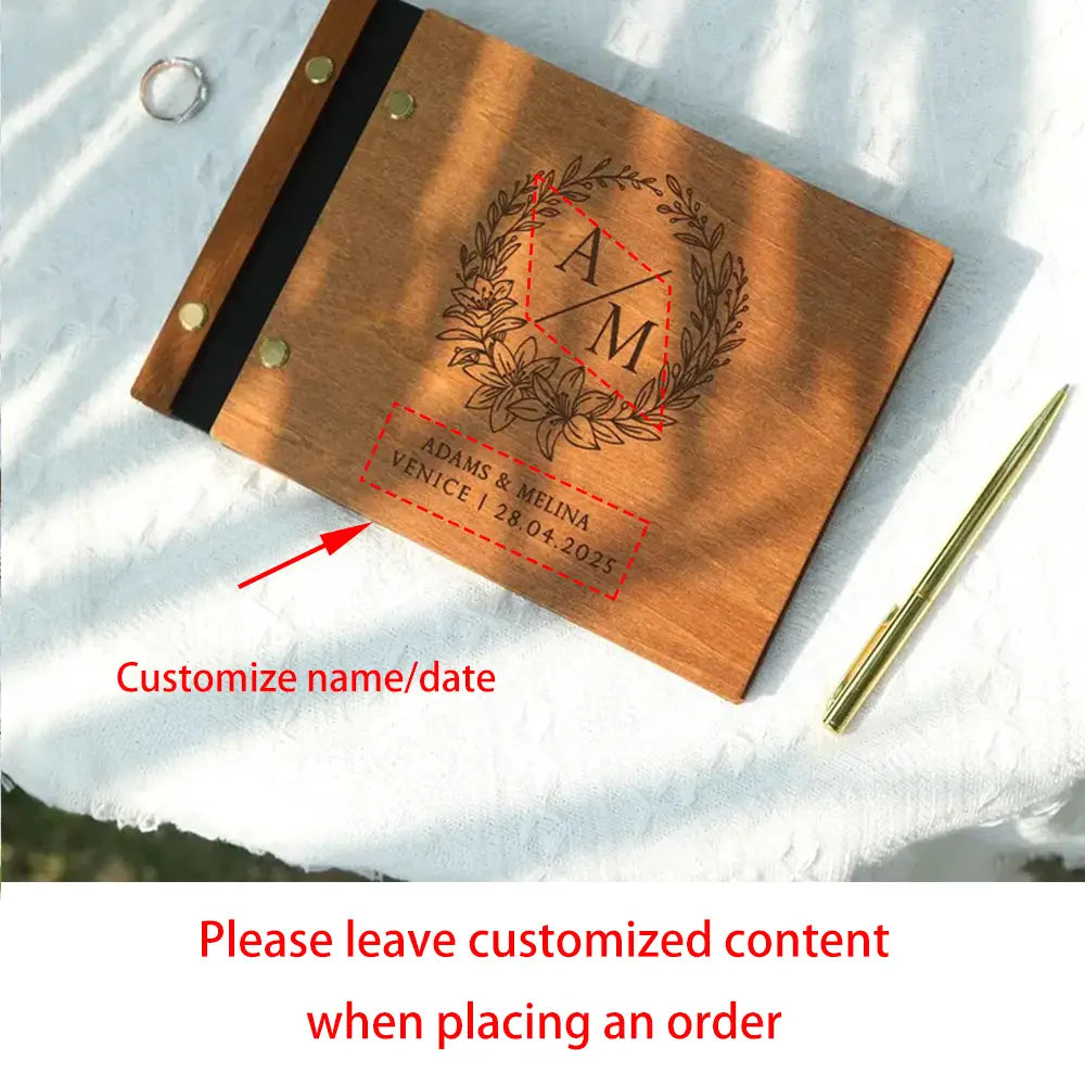 レーザー彫刻のモノグラムと、フローラルリースのデザインを施し、彫刻された記念品としての用途のために背表紙に真鍮のリベットを配した、パーソナライズされた木製の結婚式ゲストブック。