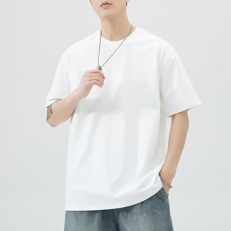 リラックスフィットで半袖の、正面から見た白のオーバーサイズ・コットンTシャツ（メンズ）。