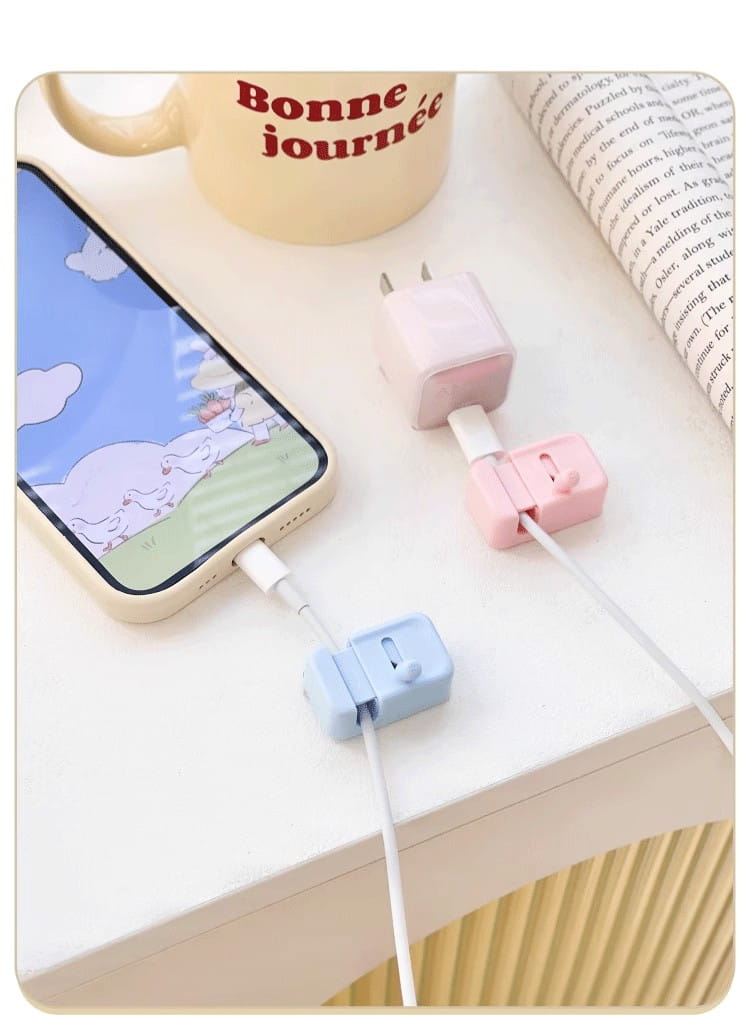 Pince de câble de bureau sans perçage, organisateur de cordons, présentant des modèles de pinces en plastique rose et bleu pour la gestion des câbles sur les bureaux
