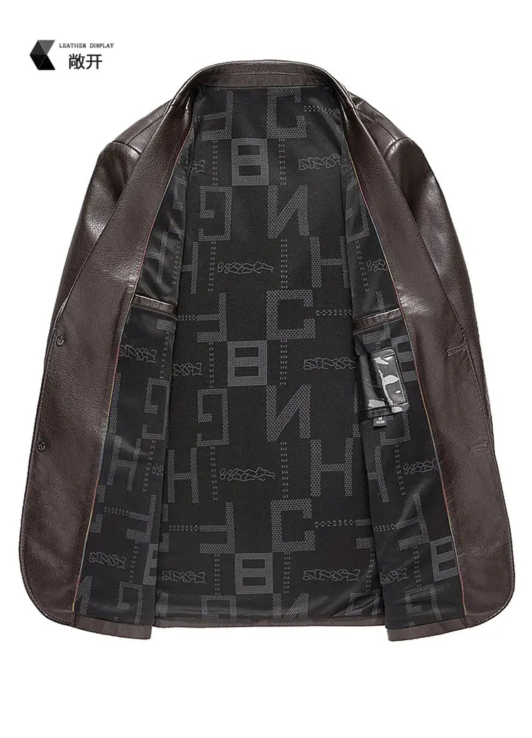 Veste d’hiver en simili cuir marron pour homme, coupe ajustée, blazer, avec intérieur noir et motif géométrique répétitif.
