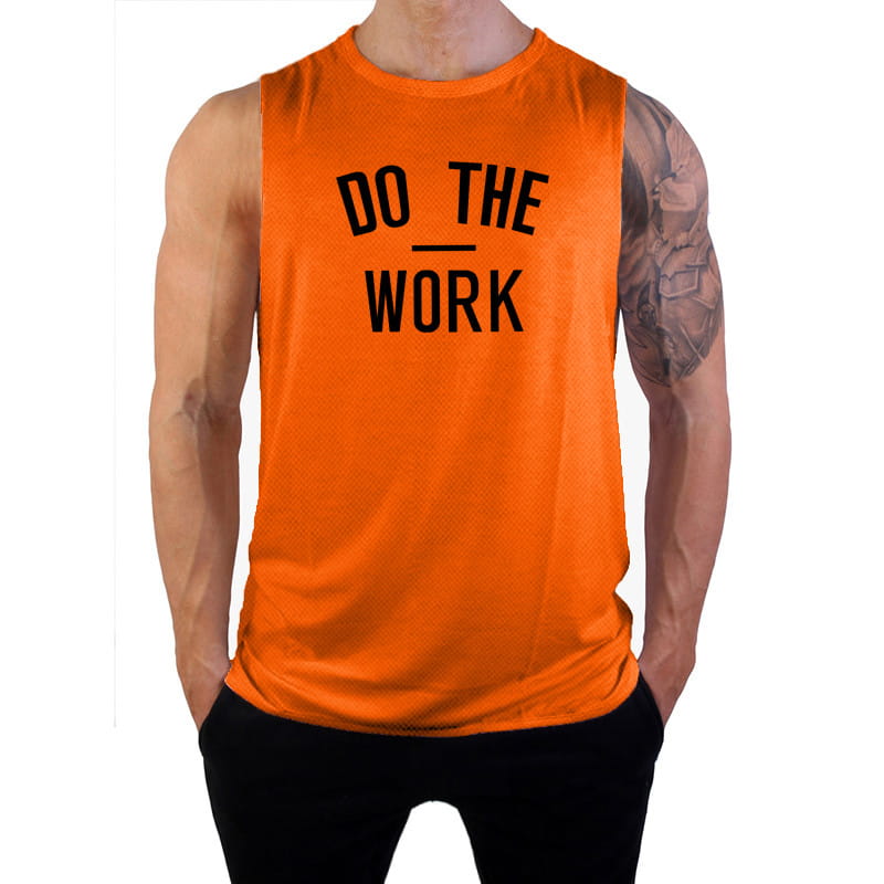 Débardeur de sport pour homme orange vif sans manches, avec le texte « do the work » noir et un tissu à séchage rapide pour un usage fitness.
