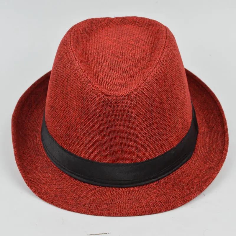 Sombrero fedora beige tejido para hombre con un sombrero fedora rojo que presenta una banda negra mostrado en vista frontal