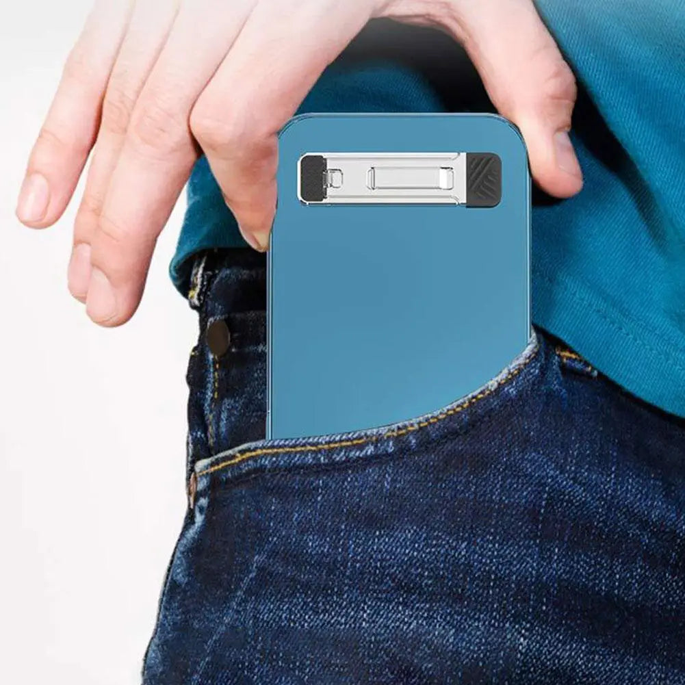Étui pour téléphone bleu avec un support portable pliant pour ordinateur portable en aluminium argenté et noir fixé à l’arrière.