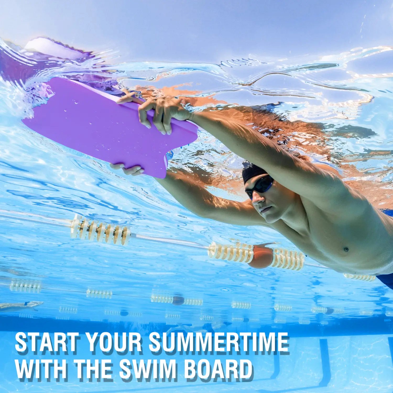 Lilaes Erwachsenen-Schwimm-Kickboard aus EVA-Schaum für das Training, das von einem Schwimmer unter Wasser zum Üben gehalten wird