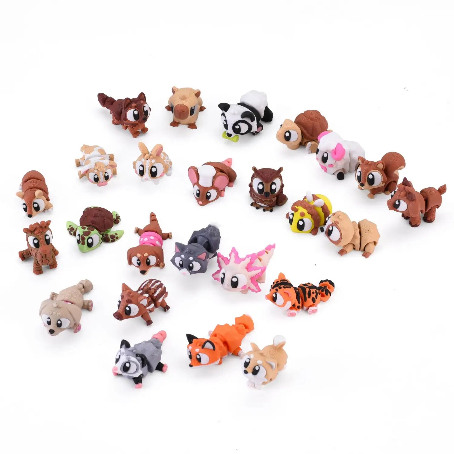 Une collection de jouets figurines d’animaux imprimées en 3D, mignons et colorés, fabriqués en plastique, présentés comme produits finis.