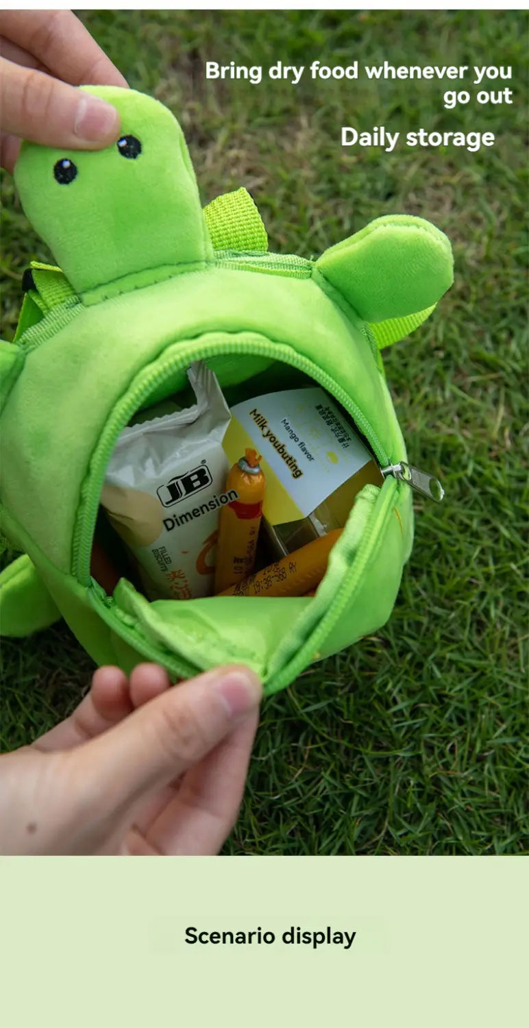 Mochila de perro con forma de tortuga de felpa verde brillante, fabricada con tejido suave, con abertura mediante cremallera para el almacenamiento diario.